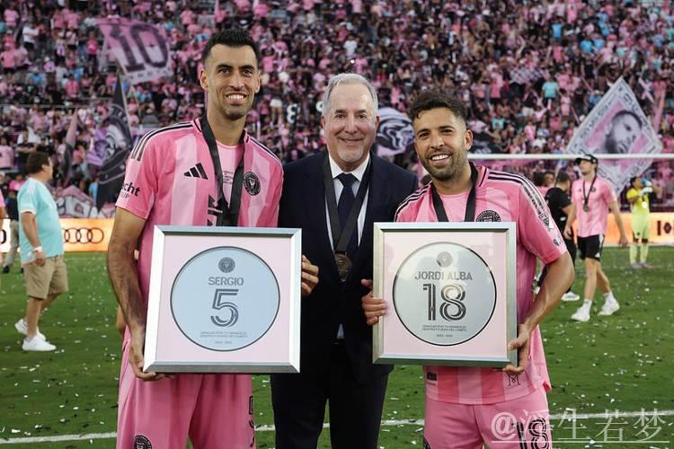 泪目！梅西用总冠军送别2好友+采访动情致敬 4家人携奖杯温馨合影